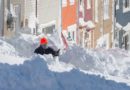 Los residentes están cavando de nevadas récord en Newfoundland, Canadá