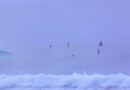 Surfistas desafían oleaje provocado por tormenta Isaías en Güibia