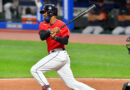 Domingo Santana sobresale al bate en béisbol de Japón