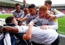 Jugadores del Fulham apoyan a un hincha de 13 años con parálisis cerebral víctima de burlas en redes sociales (y hasta celebran un gol con él)
