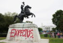 Activistas indígenas vandalizan la estatua de un expresidente de EE.UU. situada frente a la Casa Blanca