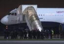 El equipo ruso de la primera película en el espacio llega a Moscú tras su aterrizaje