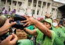 Los campesinos hacen un ‘verdurazo’ frente al Congreso argentino para exigir la titularidad de sus tierras