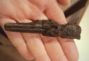Descubren una curiosa figurilla medieval de un personaje portando una corona y un halcón de caza en Noruega