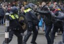 La Policía utiliza perros y golpea con porras durante una protesta no autorizada contra las restricciones anticovid en Ámsterdam
