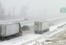 Un quitanieves arroja enormes cantidades de nieve y escombros sobre varios vehículos en una autopista y deja 12 heridos y 40 coches dañados