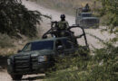 Captan a soldados mexicanos bajando la mirada e ignorando el paso de un convoy de supuestos sicarios furtemente armados