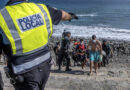 Un premio Pulitzer español es multado bajo la ‘ley mordaza’ mientras fotografiaba la llegada de migrantes a Canarias
