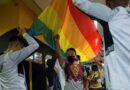 En China, la sanción por repartir banderas del arcoíris refleja la creciente persecución a las personas LGBT+