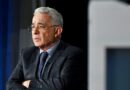 “Paramilitar, asesino”: Increpan al expresidente colombiano Álvaro Uribe a su llegada a Argentina