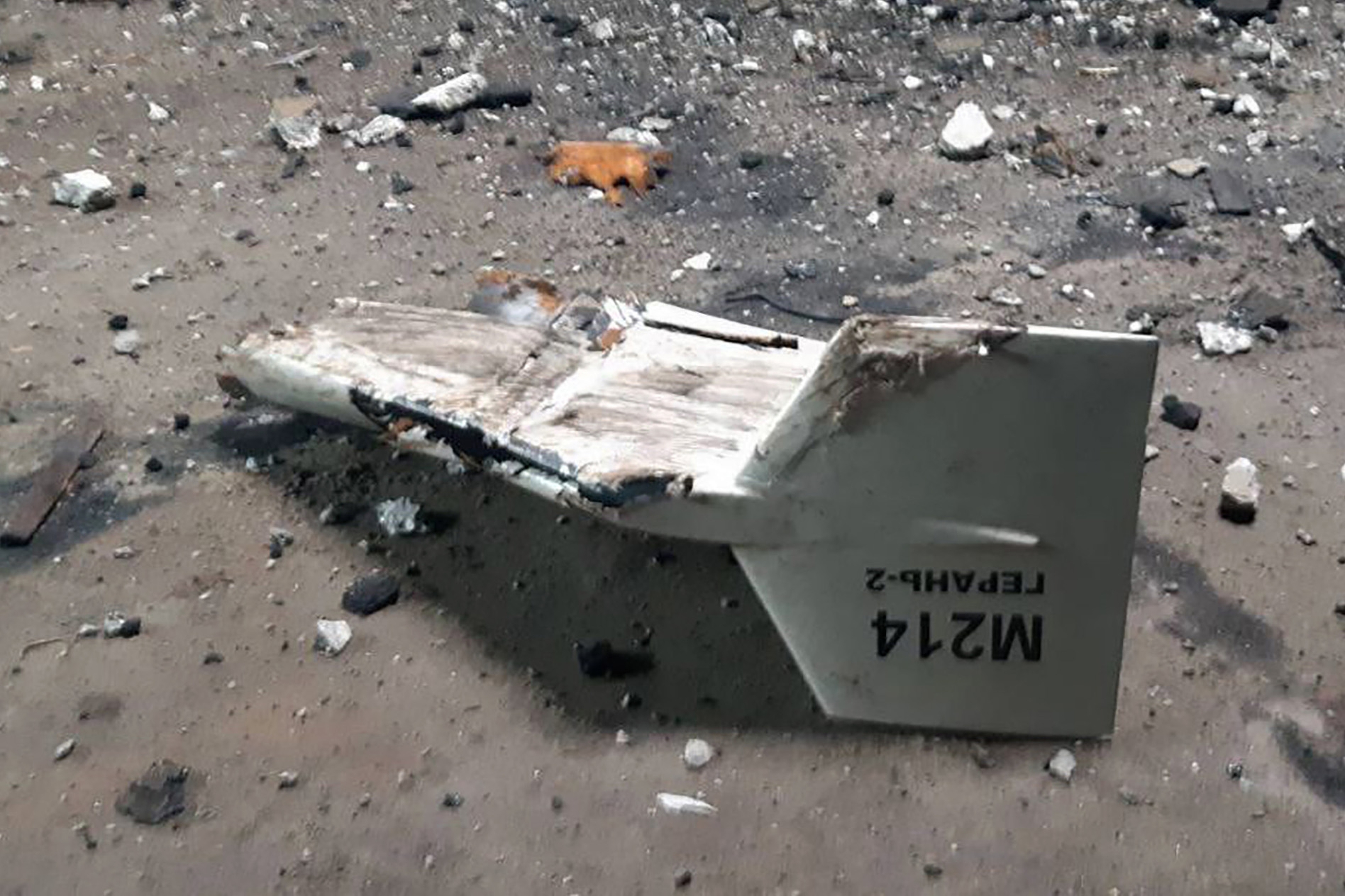 Restos de un dron de frabricación iraní lanzado por Rusia y derribado exitosamente por Ucrania (AP)
