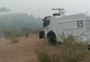 Carabineros de Chile combaten incendios con los carros lanzaaguas que usan para contener protestas