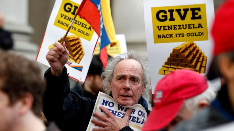 En 2019, el Banco de Inglaterra congeló el acceso del gobierno de Venezuela a las reservas de oro, lo que ocasionó protestas entre simpatizantes de Maduro.