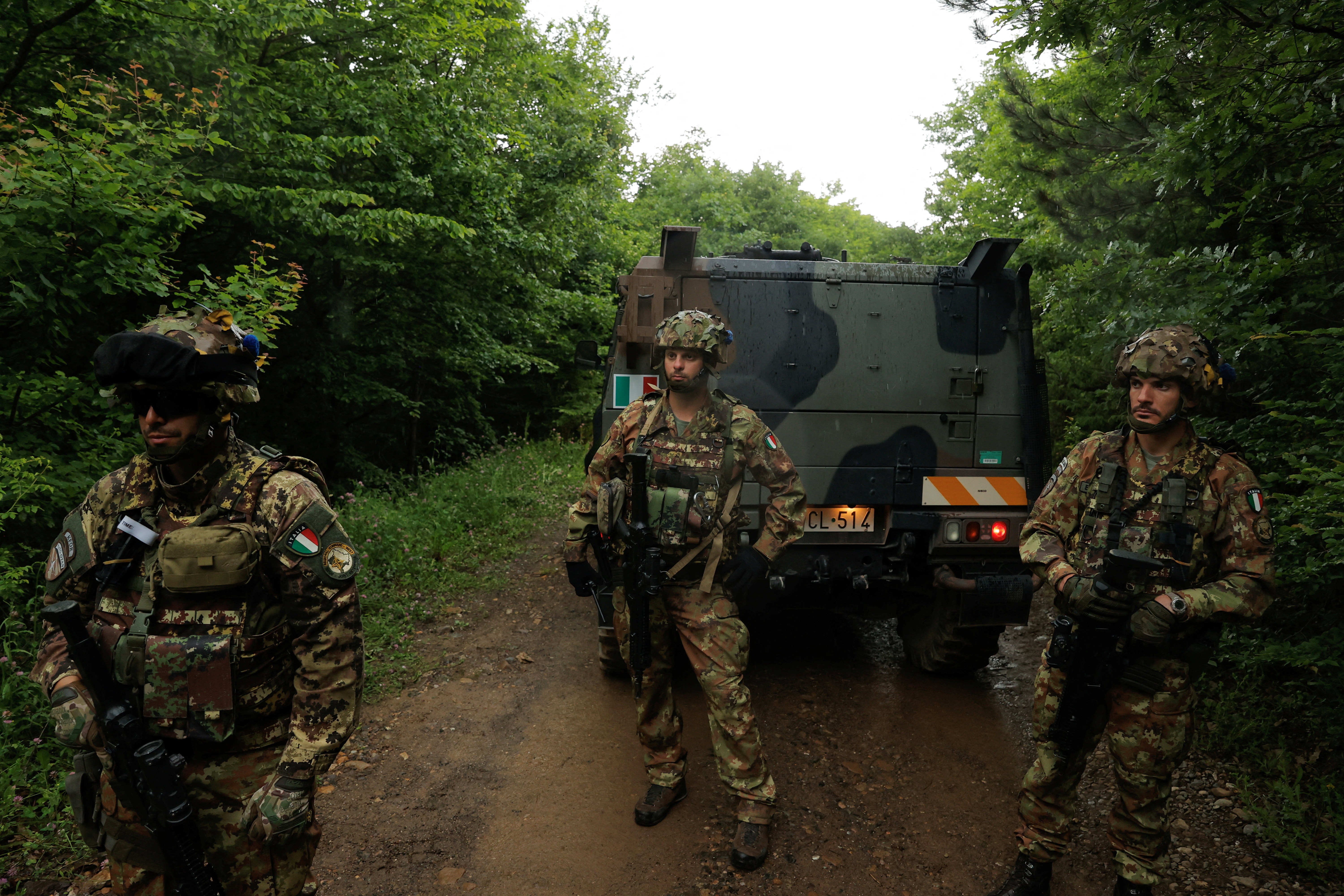 Fuerzas de paz italianas de la OTAN en Kosovo (KFOR) vigilan cerca del pueblo de Bare, Kosovo (REUTERS/Valdrin Xhemaj)