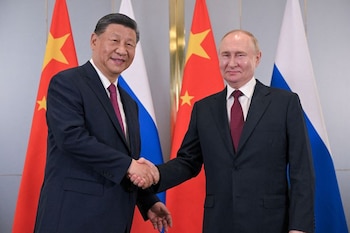 El presidente chino expresó a su par ruso Vladimir Putin que está listo para “ampliar” la cooperación, al intercambiar saludos por el 75 aniversario de las relaciones diplomáticas entre sus países (REUTERS)