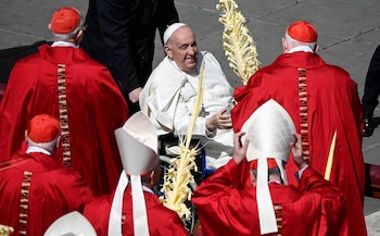 El papa Francisco saluda a los cardenales durante la Santa Misa del Domingo de Ramos en la Plaza de San Pedro, Ciudad del Vaticano, el 24 de marzo de 2024 (EFE/EPA/RICCARDO ANTIMIANI)