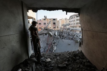 FOTO DE ARCHIVO. Las secuelas de un ataque israelí contra una casa en Nuseirat, en el centro de la Franja de Gaza (REUTERS/Ramadan Abed)